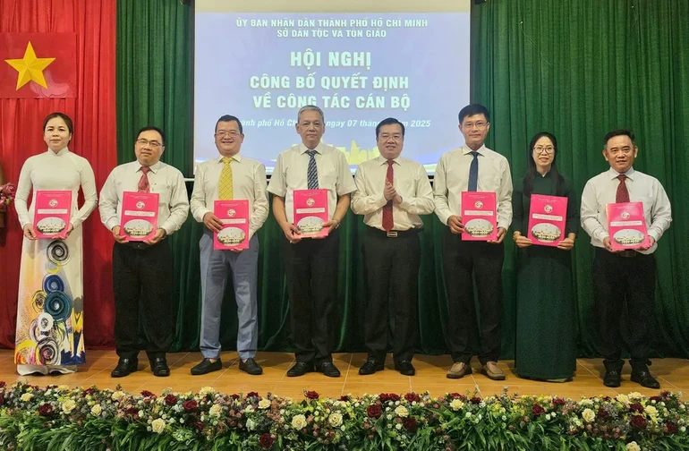 Giám đốc Sở Dân Tộc và Tôn giáo TP.HCM Nguyễn Văn Đồng trao quyết định bổ nhiệm các trưởng phòng